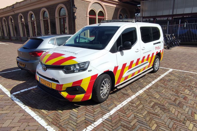 Museumlocomotief 605 van het Spoorwegmuseum herspoord door Incidentenbestrijders van ProRail